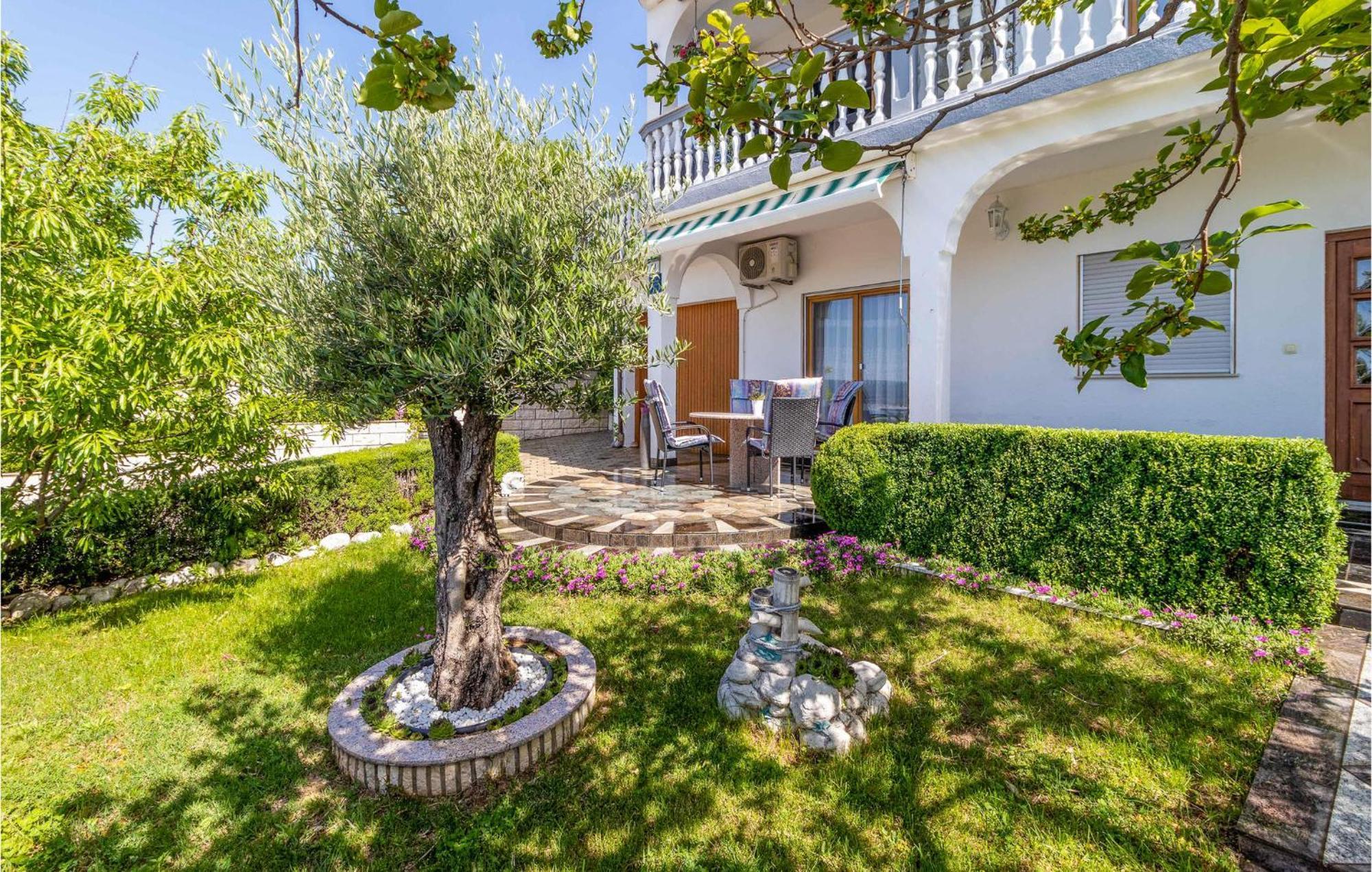 1 Bedroom Cozy Apartment In Crikvenica Luaran gambar